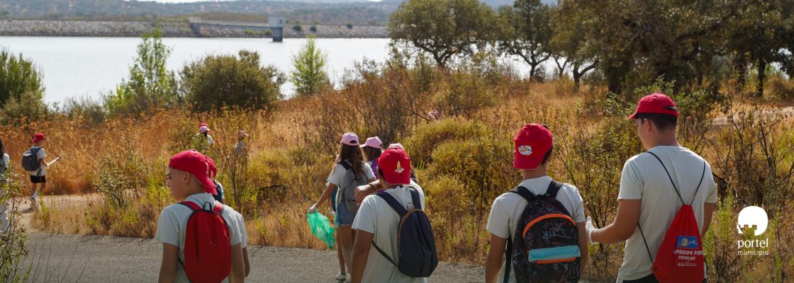 Ação de Sensibilização e Limpeza na Barragem do Loureiro com Voluntários do Programa de Volu...