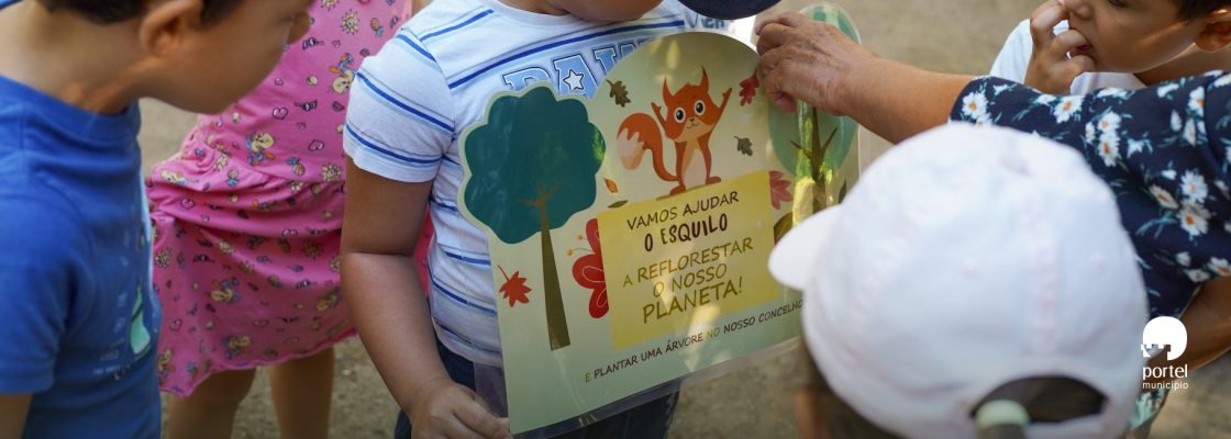 Jovens participantes no ATL de Férias de Verão do Município de Portel ajudam na plantação de...