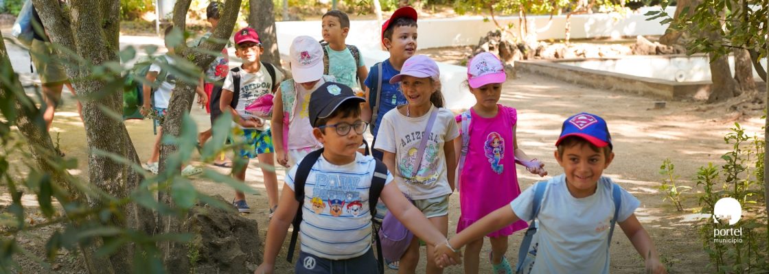 Jovens participantes no ATL de Férias de Verão do Município de Portel ajudam na plantação de...